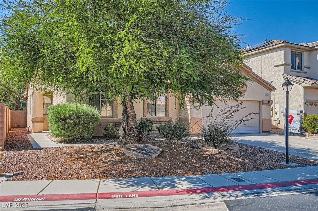 7515 Splashing Rock Dr in Las Vegas, NV - Building Photo