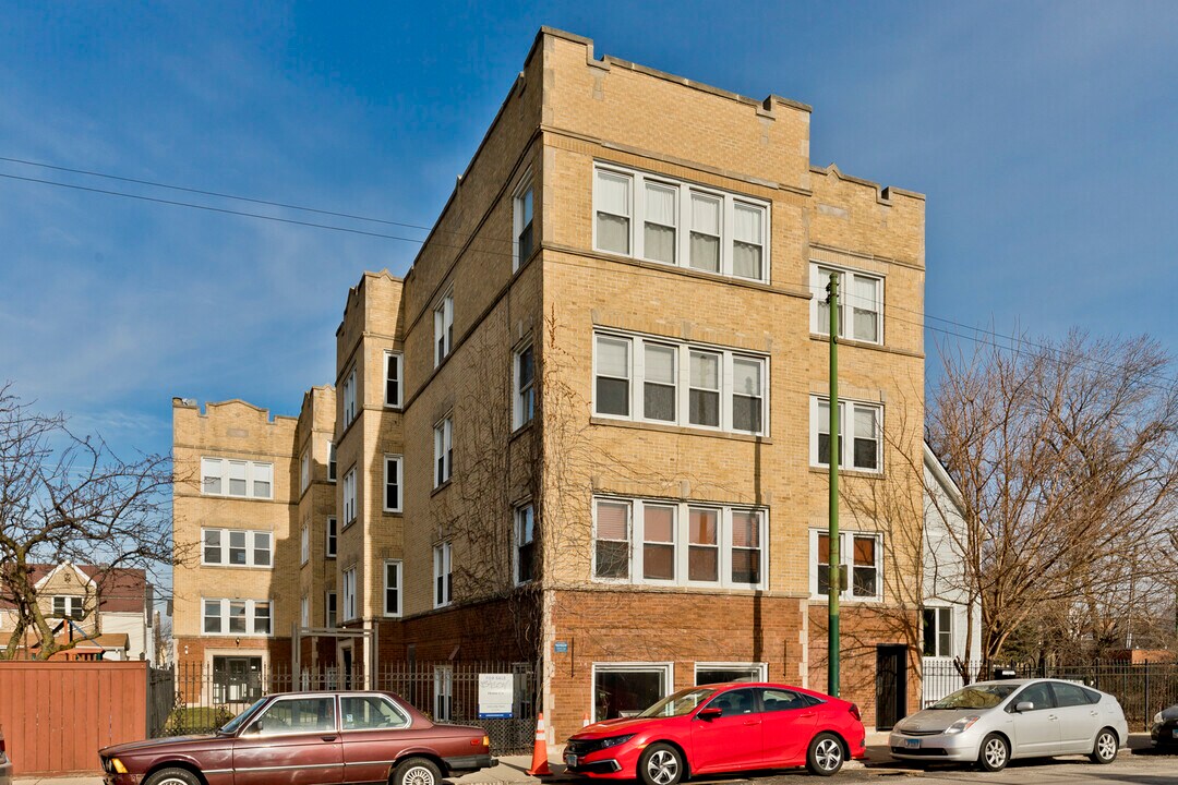 3040 W Diversey Ave, Unit 2S in Chicago, IL - Building Photo