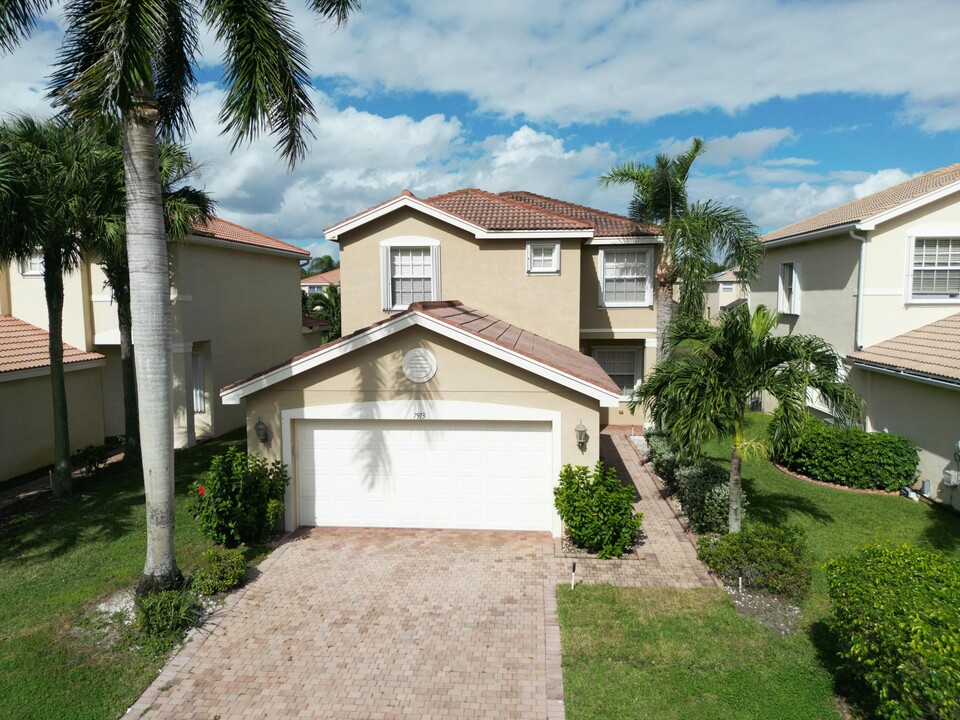 7913 Jewelwood Dr in Boynton Beach, FL - Foto de edificio