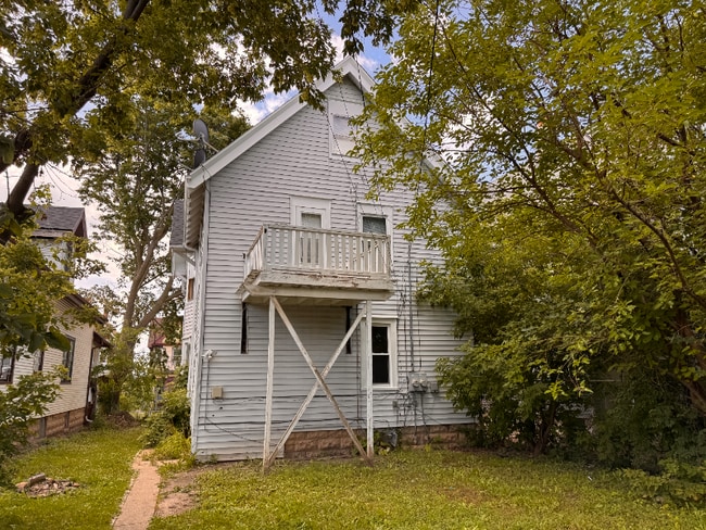 property at 806 S 32nd St