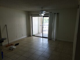 570 S Park Rd, Unit 6-16 in Hollywood, FL - Building Photo
