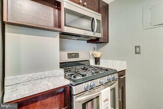 1300 Army Navy Dr in Arlington, VA - Building Photo - Building Photo