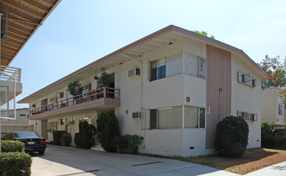 910 N Sweetzer Ave in West Hollywood, CA - Building Photo