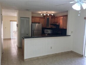 7061 SW 41st Pl in Davie, FL - Building Photo - Building Photo