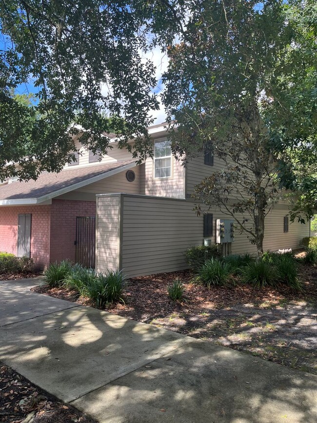 1215 NW 55th St in Gainesville, FL - Foto de edificio - Building Photo