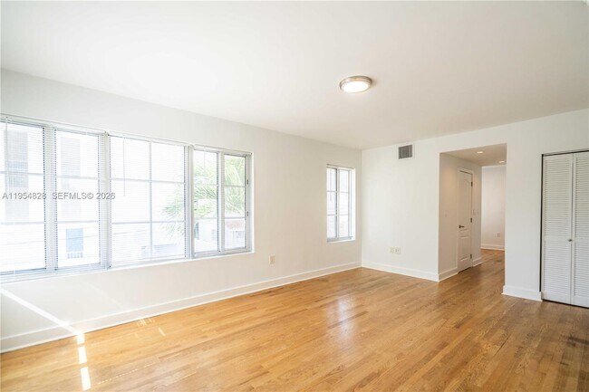 2425 Flamingo Pl in Miami Beach, FL - Building Photo - Building Photo