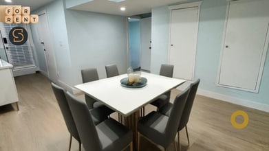 672 11th St in West Vancouver, BC - Building Photo - Building Photo