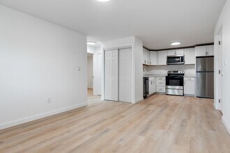 303 Broadway in Lynn, MA - Foto de edificio - Building Photo