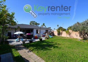 2877 Burgener Blvd in San Diego, CA - Building Photo - Building Photo