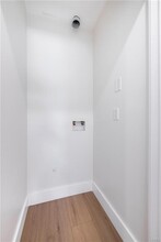 22919 Leonora Dr in Los Angeles, CA - Building Photo - Building Photo
