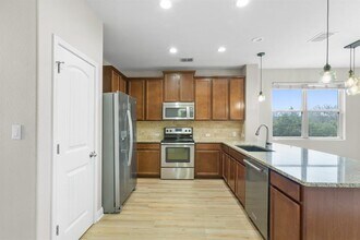 10824 Dinah Dr in Austin, TX - Building Photo - Building Photo