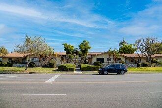 570 Hollenbeck Apartments in Covina, CA - Building Photo - Building Photo