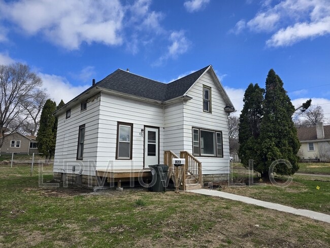 property at 823 Glenwood St