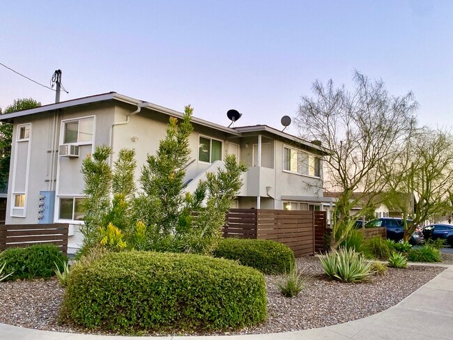 212 E 8th St, Unit B