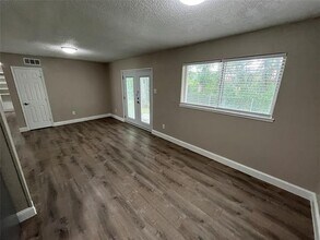 504 Seaside Dr in Dallas, TX - Building Photo - Building Photo