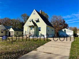 2113 Oakland Ave E in Austin, MN - Building Photo