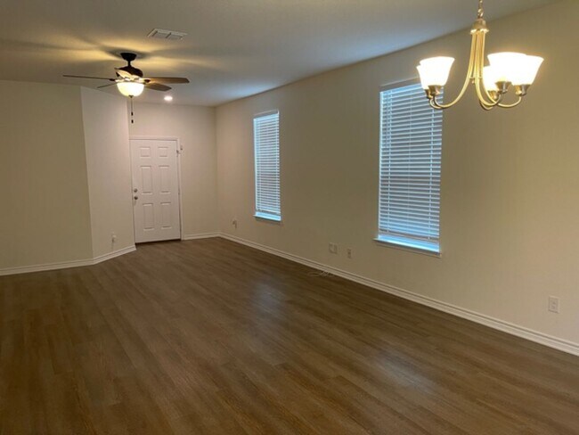 8418 Fortuna Vly in San Antonio, TX - Foto de edificio - Building Photo