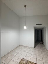 927 NE 199th St in Miami, FL - Building Photo - Building Photo