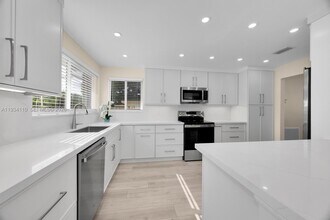 6110 SW 79th St in South Miami, FL - Building Photo - Building Photo