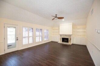 14330 Little Willow Walk in Houston, TX - Building Photo - Building Photo