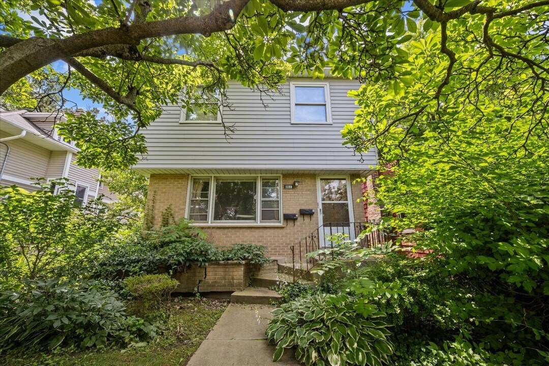 2490 Green Bay Rd in Highland Park, IL - Building Photo