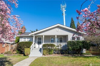 6910 37th Ave SW in Seattle, WA - Building Photo - Building Photo