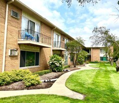 2859 E Maple Rd, Unit 15 in Birmingham, MI - Building Photo