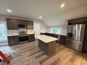 69 Syracuse St in Baldwinsville, NY - Foto de edificio - Building Photo