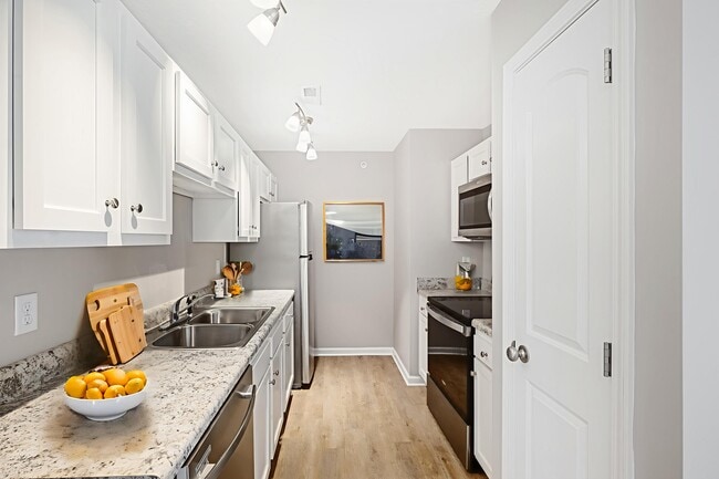 Stonecrest Apartments in New Albany, IN - Foto de edificio - Building Photo