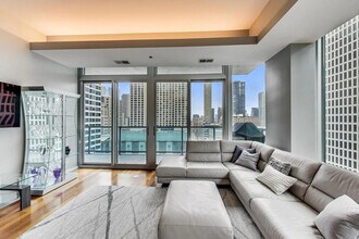 550 N St Clair St in Chicago, IL - Building Photo - Building Photo