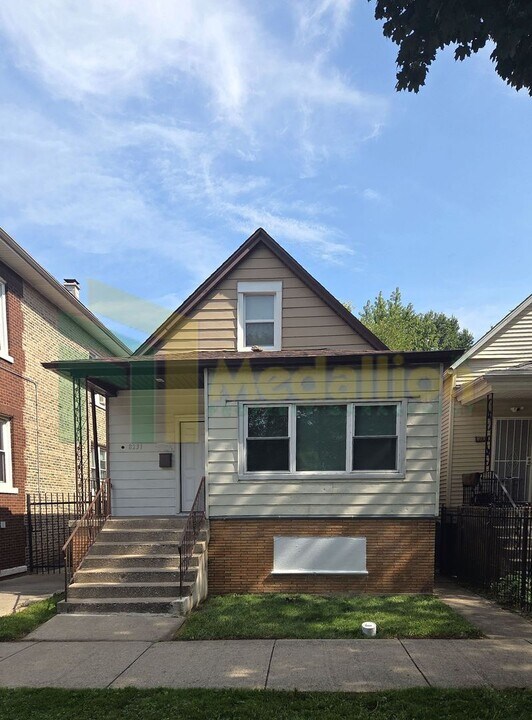 8231 S Saginaw Ave in Chicago, IL - Building Photo
