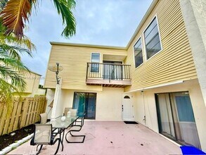 1569 Shaker Cir in Wellington, FL - Building Photo - Building Photo