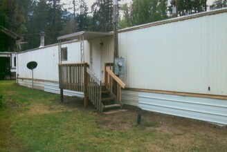 32050 N Umpqua Hwy in Idleyld Park, OR - Building Photo - Building Photo