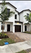 273 SW 159th Ln in Pembroke Pines, FL - Building Photo