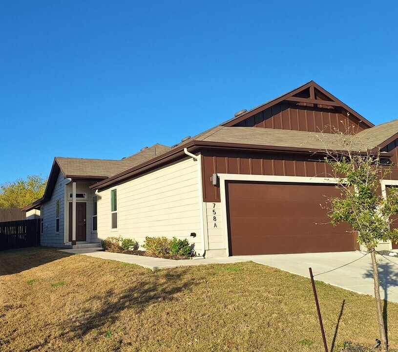 758 Staglin St in Buda, TX - Building Photo