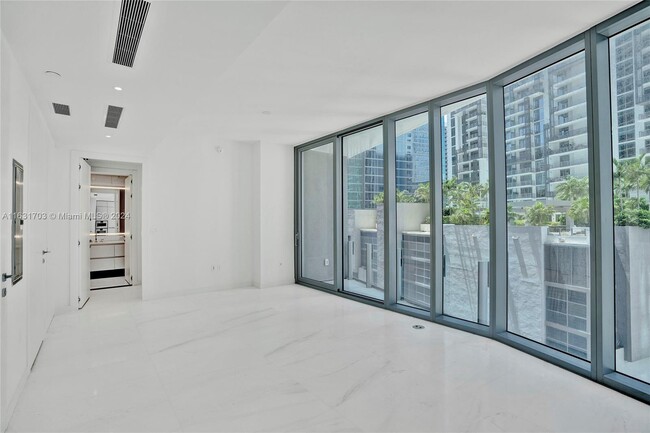 300 Biscayne Boulevard Way, Unit 1106 in Miami, FL - Building Photo - Building Photo