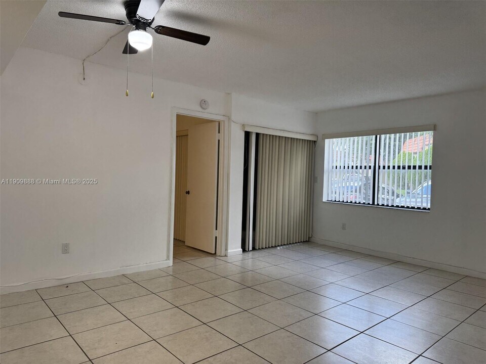 6485 W 27th Ave in Hialeah, FL - Building Photo