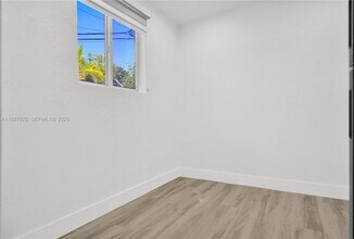 210 Beacom Blvd in Miami, FL - Building Photo - Building Photo