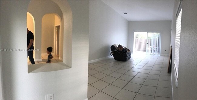10932 NW 69th St in Doral, FL - Building Photo - Building Photo