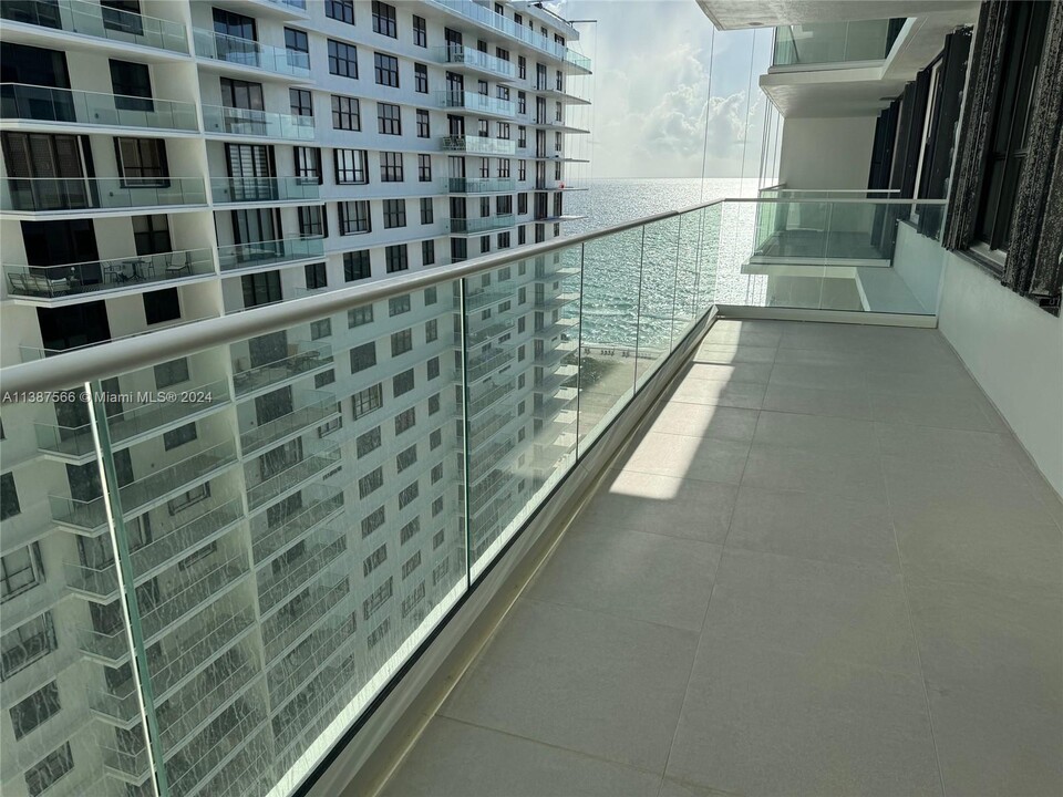 9801 Collins Ave, Unit 17T in Bal Harbour, FL - Foto de edificio