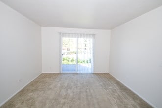 Shadow Way Apartments in Oceanside, CA - Foto de edificio - Building Photo