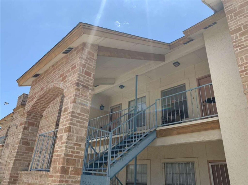 1419 E Gustavus St in Laredo, TX - Building Photo