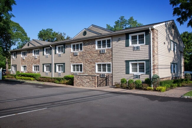 118 Carleton Ave in Islip Terrace, NY - Building Photo - Building Photo