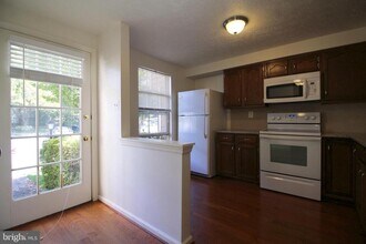 1544 Woodcrest Dr in Reston, VA - Building Photo - Building Photo