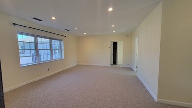 26 Lake Shore Ct, Unit 3 in Boston, MA - Foto de edificio - Building Photo