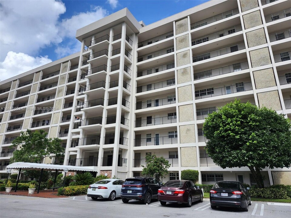 3250 N Palm Aire Dr in Pompano Beach, FL - Building Photo