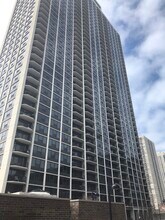 1560 N Sandburg Ter, Unit 3709 in Chicago, IL - Foto de edificio - Building Photo