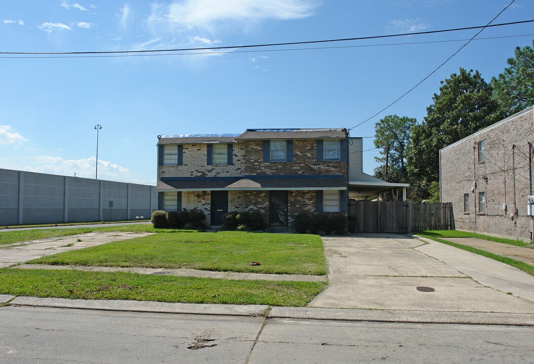 2704 Lexington Dr in Metairie, LA - Building Photo