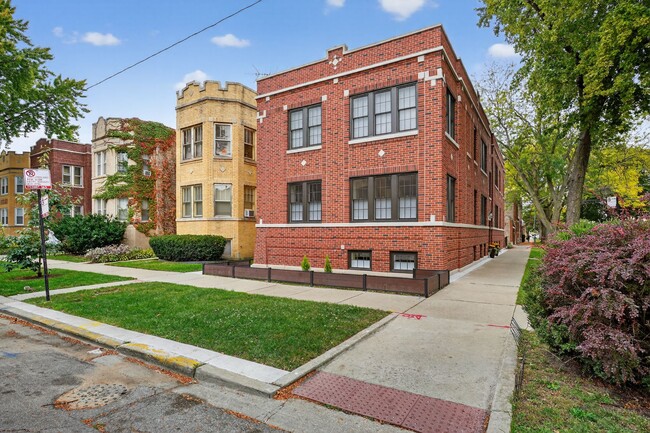 2703 W Ardmore Ave, Unit Garden East in Chicago, IL - Building Photo - Building Photo