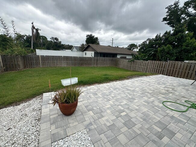 8741 Vamo Rd in Sarasota, FL - Building Photo - Building Photo